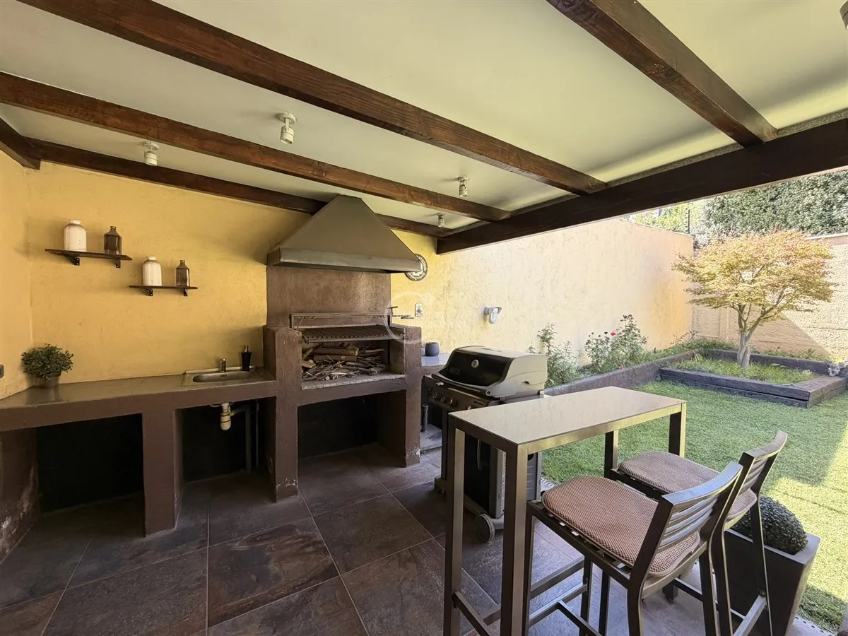 Imagen 2 de 27 de Casa En Venta De 4 Dorm.+ Salita + Servicios En Lo B