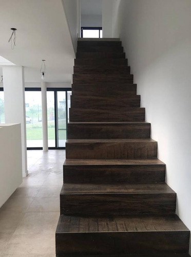 Venta. Casa 3 Dormitorios Con Dependencia Y Escritorio, Tipas Nordelta