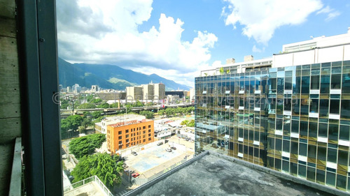 En Venta Local Comercial - Urb. Las Mercedes.