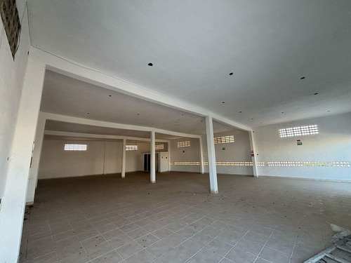 Renta De Local Comercial En Av. Principal En Planta Alta