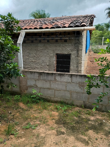 Chácara Com Casa Três Quartos Sala De Estar Cozinha E Dois B