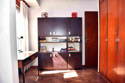Casa En Venta - 4 Dormitorios 2 Baños - Cochera - 246mts2 - Villa Real