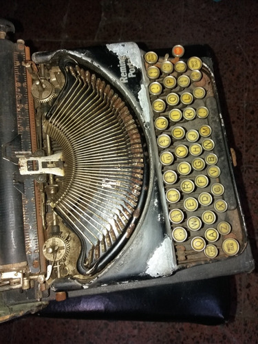 Antigua Maquina De Escribir Portatil Remington