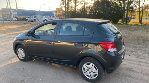 Imagen 5 de 17 de Chevrolet Onix 2017 1.4 Joy Ls + 98cv
