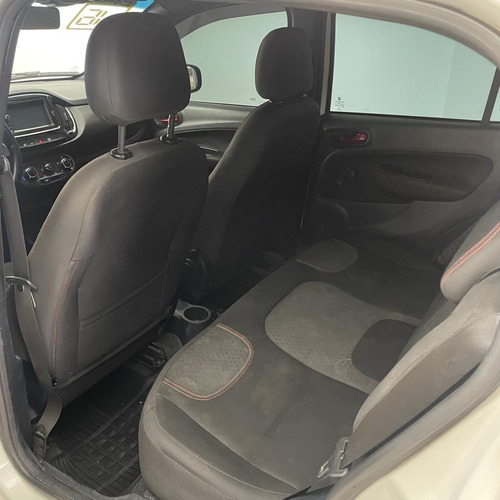 Imagem 12 de 13 de Fiat Uno Sporting 1.4 8v Flex 2016