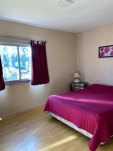 Casa Moderna De 3 Dormitorios + Dependencia. Amplio Garaje. Jardín Con Diferentes Niveles