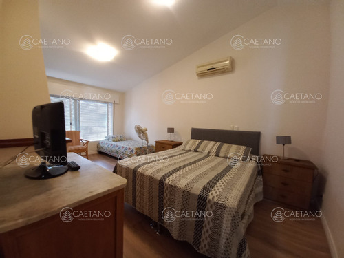 Vende Casa De 3 Dormitorios Totalmente Reformada. Con Piscina Climatizada. Cerca De Colegios, Punta Del Este