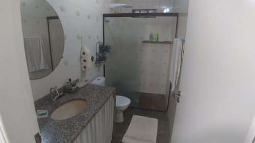 Excelente Sobrado Em Bairro Tranquilo, Perto Do Centro. Rua Sem Saída, Terreno Com 2 Frentes. Estuda-se Permuta.