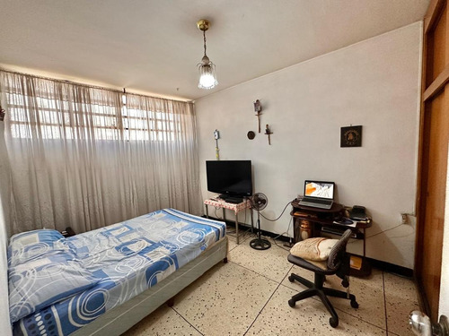 Catia. Edificio - Casa De Tres Niveles En Venta De 400m2