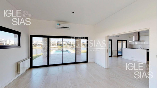 Casa Al Lago En Venta Con 4 Dormitorios En Los Lagos, Nordelta.