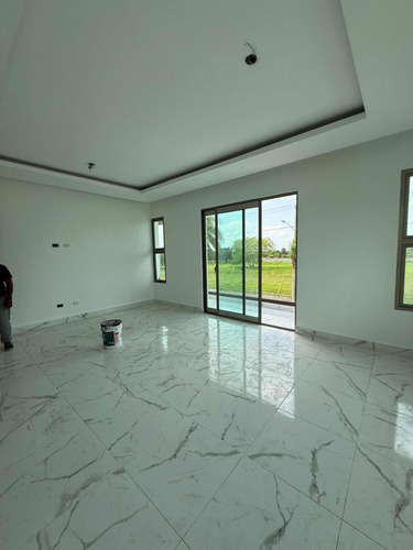 Moderna Casa En Venta En Gurabo