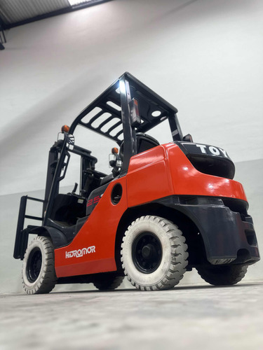 Autoelevador Toyota Diesel 2.5tn Desplazador