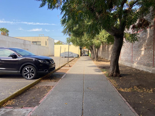Excelente Ubicación En Condominio Y Con Estacionamiento