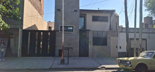 Casa 3 Amb. En Alquiler Con Cochera, Pileta. Ramos Mejía