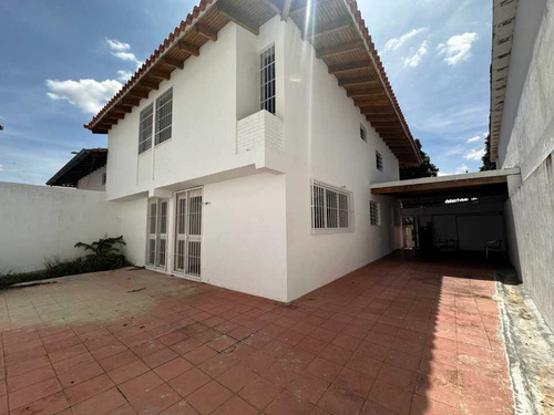 Se Vende Casa. 305m2. 4h+s/3.5b+s/2p. Los Palos Grandes