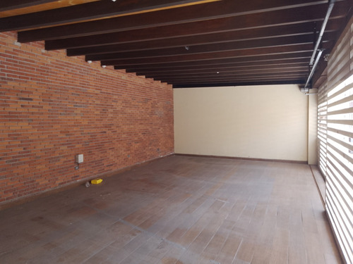 Renta Exclusivo Departamento, Amplio, Cómodo, Bien Ubicado Y De Lujo, Con Terraza, 3 Recámaras Con Closet Y Baño Cada Una, Solo 3 Unidades, Tercer Nivel Premium, Renta Ejecutiva, Cocina Integral.