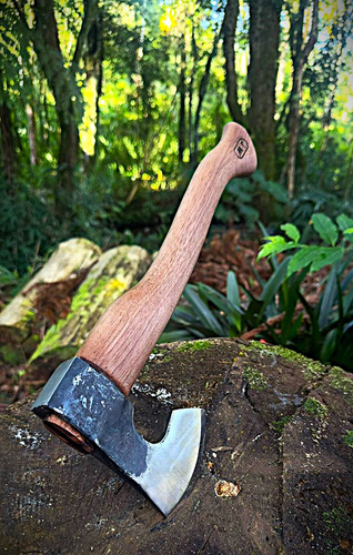 Machado de mão MBT GRIPS MBT TOMAHAWK com alça de madeira