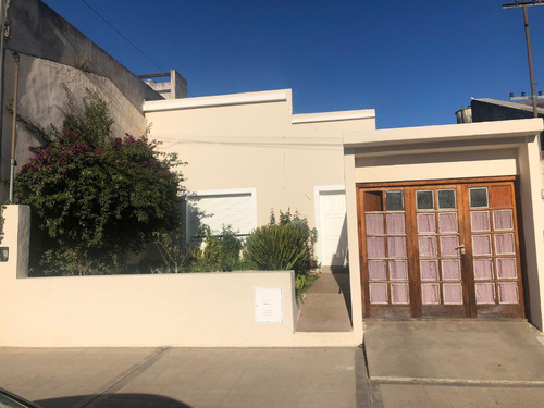 Venta Casa 2 Dormitorios Balcarce Con Cochera