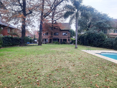 Ubicado En El Exclusivo Barrio Cerrado La Arboleda De Don Torcuato. Lindisima Casa Con 4 Dormitorios. Gran Lote De 920m2. Pileta. Muy Buen Estado.