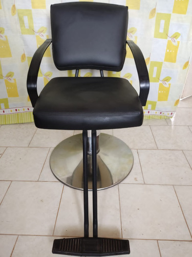 Imagen 1 de 2 de Silla De Barberia De Base Hidraulica Y Giratoria