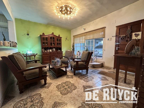 Casa Con Quincho En Barrio San Emilio