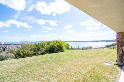 Apartamento Esquinero En Alquiler Temporario De Tres Suites Con Parrillero Propio-ref:29236