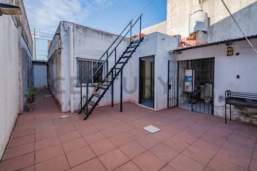 Casa De 3 Ambientes Con Jardín, Patio Y Terraza Lote Propio En Sarandí
