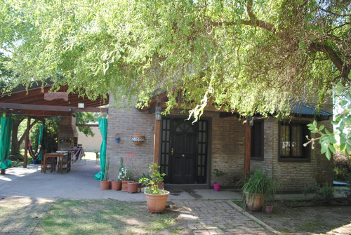 Casa En Venta En Roldan Centro Gran Jardin.