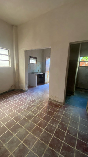 Salon Al Frente Entrada Independiente Con Vivienda (sin Expensas)