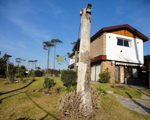 Venta Y Alquiler Temporario De Gran Casa En Pinares A Una Cuadra De La Playa- Ref: 4176