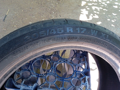 Cubierta 205/45r17 Tengo 2 . 2000 Cada Una O 3000 Las Dos 