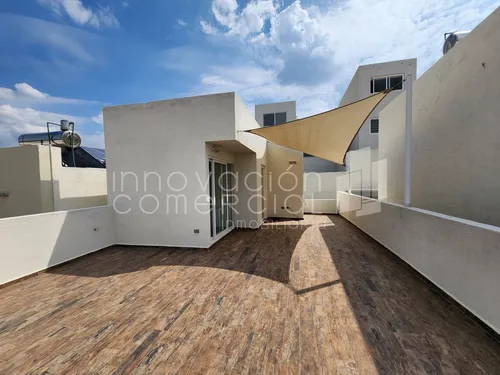 Casa En Renta En Zibata, 4 Recámaras, Privada Con Alberca