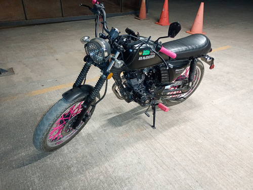Baccio Retro 125 Negra. Comoda Petiza