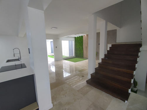 Lm Vende Casa En La Urb. La Trigaleña, Valencia.