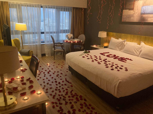 Imagen 1 de 6 de Decoración De Habitación - Noche Romántica - Pétalos Y Velas