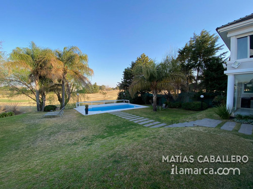 Casa A La Venta En Lomas De La Carolina Con Fondo Al Golf, Paz Total