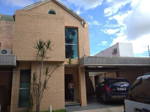 Townhouse En Venta En La Cooperativa Maracay Aragua 23-4820 Irrr