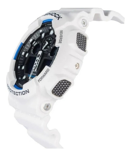 Imagen 2 de 3 de Reloj de pulsera Casio G-Shock GA-100 de cuerpo color blanco, analógico-digital, para hombre, fondo negro, con correa de resina color blanco, agujas color blanco, dial blanco, subesferas color negro y celeste, minutero/segundero blanco, bisel color blanco y azul y hebilla doble