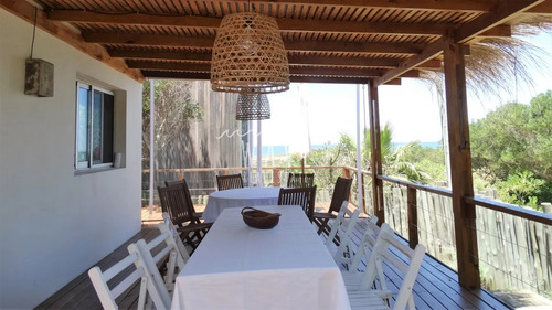 Alquiler Casa De 2 Dormitorios En Suite + Servicio A Una Cuadra De La Playa En José Ignacio.