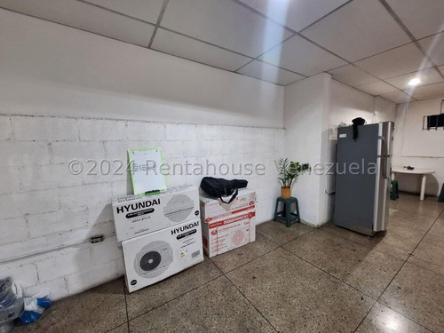 Raiza Suárez Vende Edificio Comercial Ubicado En La Av Libertador De Barquisimeto 2 5 4 5 6 En Zona De Alto Tráfico Peatonal Y Vehicular Cercanos A Comercios Y Transporte Público.