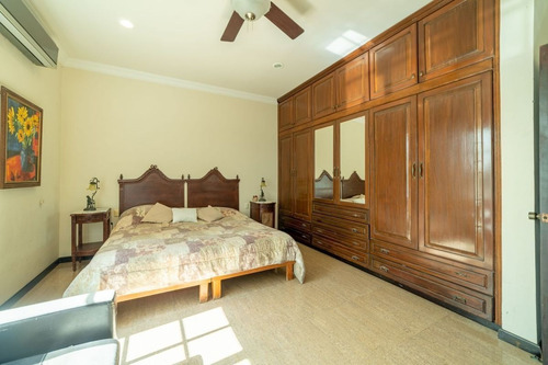 Residencial En Venta En Lagos Del Sol ( Estilo Neoclasica)