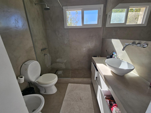 Impecable Triplex Con Jardin En Barrio Cerrado