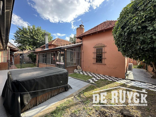 Casa Desarrollada En Una Sola Planta Sobre Amplio Lote