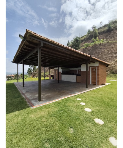 Se Alquila Bello Apartamento Ubicado En Loma Linda.