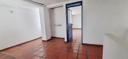 Bodega Con Mezzanini, Patio Y Dos Baños