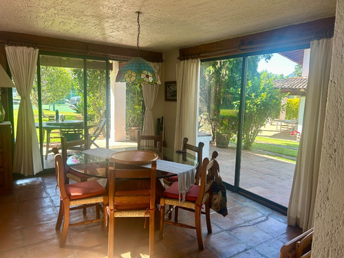 Casa En Condominio Con Alberca, Cancha De Tenis, Jardines. Excelente Ubicación