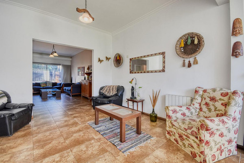 Imagen 11 de 30 de Impecable Casa En Venta Con 4 Dormitorios Mas Dependencia! Jardin Pileta Y Parrilla!