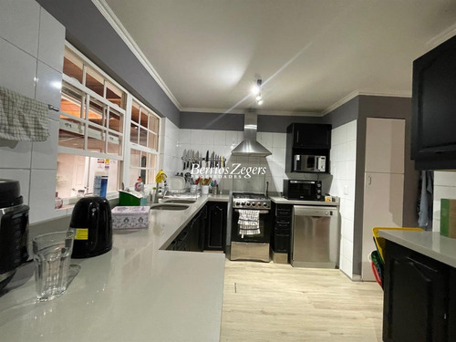 Casa En Venta De 5 Dorm. 4 Baños Más Servicio E Lo Barnechea
