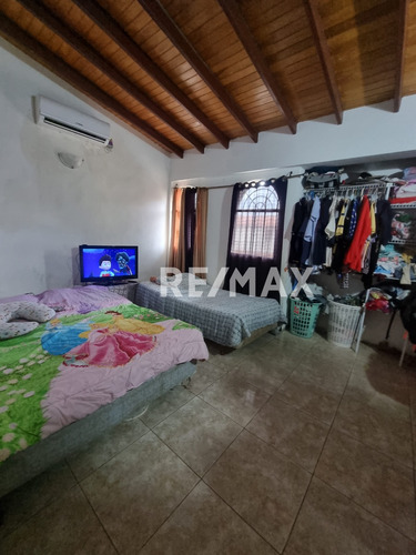 Amplio Townhouse Ubicado En Conjunto Tranquilo, Los Robles, Maneiro, Isla De Margarita, Nueva Esparta - Cod. 0673