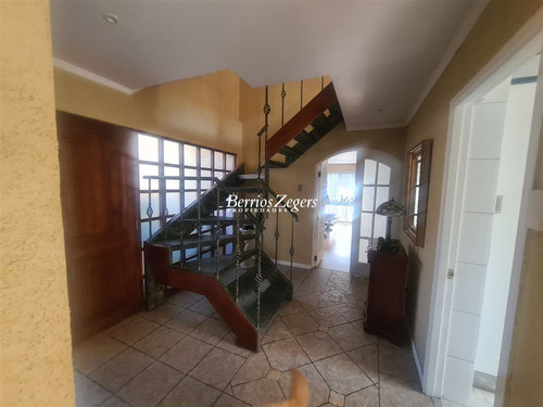 Casa En Venta De 5 Dorm. 3 Baños Mas Servicios En Las Condes
